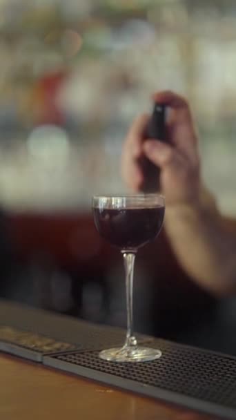 Bartendern Strör Cocktail Ett Glas Med Sprayflaska Med Aromatisk Essens — Stockvideo