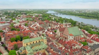 Vistula Nehri 'nin kıyısındaki Varşova' nın kültür ve tarih merkezindeki eski Avrupa şehrinin mimari topluluğu. Polonya başkentinin hava manzarası.