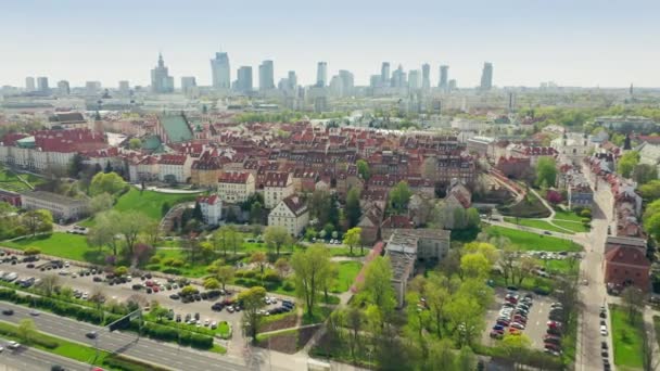 Flygfoto Över Den Kulturella Och Historiska Stadskärnan Warszawa Mot Bakgrund — Stockvideo