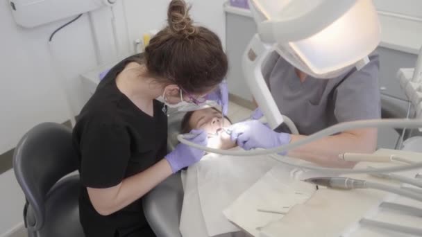 Θεραπεία Τερηδόνας Παιδί Στην Παιδιατρική Οδοντιατρική Οδοντίατρος Τρυπά Σμάλτο Των — Αρχείο Βίντεο