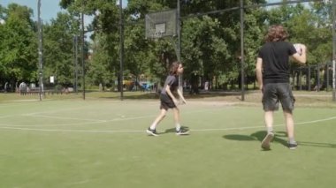 İki kardeş dışarıda basketbol oynamaktan zevk alıyor. Büyük kardeş küçük kardeşe top sürmeyi ve savunmayı öğretir, bağlarını vurgular, eğlenceli öğrenme ve spora olan sevgisini paylaşır..