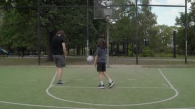 Basketbol sahasında basket atan iki kardeş. Top sıklıkla çembere çarpar ve basketi ıskalar. Iskalamalarına rağmen çalışmaya devam ediyorlar, inatçılık gösteriyorlar ve kendilerini geliştirmeye çalışıyorlar..