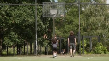 Basketbol sahasında basket atan iki kardeş. Top sıklıkla çembere çarpar ve basketi ıskalar. Iskalamalarına rağmen çalışmaya devam ediyorlar, inatçılık gösteriyorlar ve kendilerini geliştirmeye çalışıyorlar..
