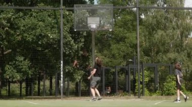 Arkadaşlar basketbol potasında, başarıyı ve başarısızlığı birbirine karıştırıyorlar. Top çemberin dışına doğru gidiyor. Egzersiz yapmaya devam ettikçe, eğlenceyi çabayla dengeliyor ve iyileşme mücadelesi veriyor..