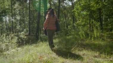 Bir kadın yaprak gibi yaprak gibi, yaprak döken bir ormana gider, mantar arar. Huzurlu, yeşil çevre ve huş ağaçları ormanların yolunu keşfederken huzurlu bir atmosfer yaratıyor..