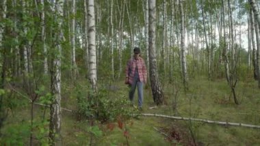 Bir kadın yapraklı, yaprak döken bir ormandan çıkar ve mantar aramasını bitirir. Huzurlu ormanlar ve huş ağaçları o ormanın huzurlu ortamından ayrılırken yer değiştiriyor..