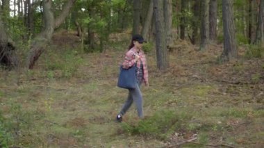 Ekose gömlekli bir kadın mantar aramak için çam ve karışık bir ormanda yürüyor. Yiyecek aramakla meşgul, sessiz ormanı keşfediyor, doğanın, yalnızlığın ve sonbahar sükunetinin tadını çıkarıyor..