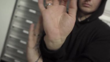 Büyüleyici bir sıvı, çevik el ve parmak hareketleri. Dövmeli eller zarif bir şekilde kıvrılıp kıvrılır, kendini ifade eden hipnotik bir dans yaratır, duygu ve serbest stil enerjisi ile dolu..