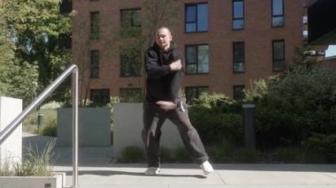 Bir sokak dansçısı dinamik serbest stil hareketleri yapar, pop dansı, kilitleme ve break dansı birleştirir. Enerji, ritim ve yaratıcılık dolu hip-hop kültürünü sergileyen bir adamın etkileyici koreografisi..