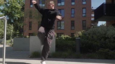 Bir sokak dansçısı dinamik serbest stil hareketleri yapar, pop dansı, kilitleme ve break dansı birleştirir. Enerji, ritim ve yaratıcılık dolu hip-hop kültürünü sergileyen bir adamın etkileyici koreografisi..