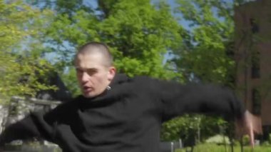 Bir sokak dansçısı dinamik serbest stil hareketleri yapar, pop dansı, kilitleme ve break dansı birleştirir. Enerji, ritim ve yaratıcılık dolu hip-hop kültürünü sergileyen bir adamın etkileyici koreografisi..