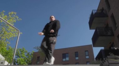 Bir sokak dansçısı dinamik serbest stil hareketleri yapar, pop dansı, kilitleme ve break dansı birleştirir. Enerji, ritim ve yaratıcılık dolu hip-hop kültürünü sergileyen bir adamın etkileyici koreografisi..