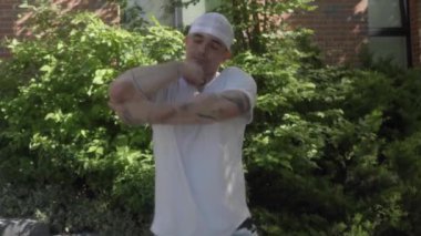 Bir hip-hop sokak dansçısı dans eder, dövmeli ellerle etkileyici hareketler yapar. Koreografi ve karmaşık, pürüzsüz el hareketleri ve ritmik vücut hareketleri yoluyla kendini ifade etmek.