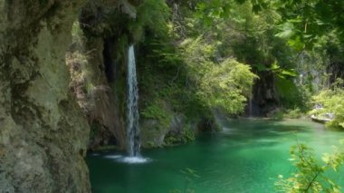 Ünlü Hırvat Plitvice Gölleri Ulusal Parkı 'nda, UNESCO Dünya Mirasları bölgesi olarak listelenen temiz suyu olan bir şelale. Hırvatistan 'da popüler bir doğal turizm merkezi.