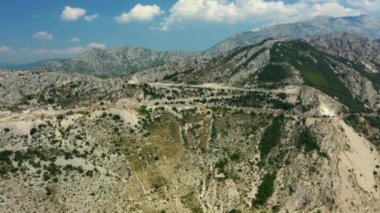 Hırvatistan 'ın Brela kentinin Park Dubci kentindeki Yılan Dağı kıyı yolunun manzarası. Avrupa seyahati sırasında Akdeniz 'e giden popüler bir turizm merkezi..