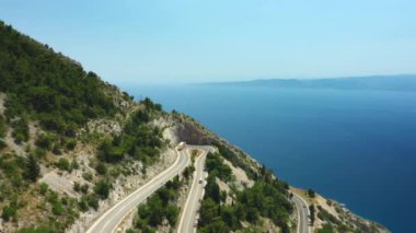 Hırvatistan 'ın Brela kentinin Park Dubci kentindeki Yılan Dağı kıyı yolunun manzarası. Avrupa seyahati sırasında Akdeniz 'e giden popüler bir turizm merkezi..