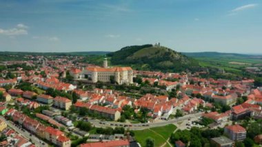 Mikulov Kalesi, Çek Cumhuriyeti 'nin Mikulov kasabasında. Güney Moravya 'da tarihi ve kültürel bir turizm merkezi. Kutsal Tepe 'nin tepesindeki Aziz Sebastian Kilisesi. Eski bir tepe şatosu.