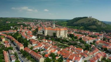 Mikulov Kalesi, Çek Cumhuriyeti 'nin Mikulov kasabasında. Güney Moravya 'da tarihi ve kültürel bir turizm merkezi. Kutsal Tepe 'nin tepesindeki Aziz Sebastian Kilisesi. Eski bir tepe şatosu.