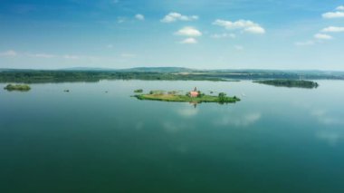 Güney Moravya 'daki Taya Nehri' ndeki Nove Mlyny Reservoir adasındaki Pasoglavky (Musov) köyündeki antik St. Linhart Kilisesi. Çek Cumhuriyeti 'nin tarihi ve kültürel simgesidir.