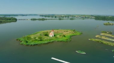 Güney Moravya 'daki Taya Nehri' ndeki Nove Mlyny Reservoir adasındaki Pasoglavky (Musov) köyündeki antik St. Linhart Kilisesi. Çek Cumhuriyeti 'nin tarihi ve kültürel simgesidir.