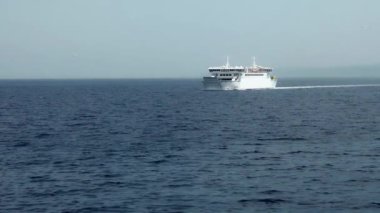 Liman kenti Split ile Brac adası arasında Adriyatik Denizi üzerinden feribot nakliye araçları ve yolcular bulunuyor. Hırvatistan ile adalar arasındaki ulaşım ve deniz bağlantısı.