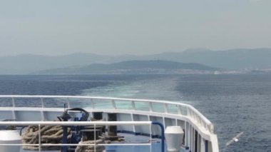 Martılar kıyıdan ayrılan bir gemiyi takip ederek uçar. Feribot Split limanından Brac adasına yelken açarak geride bir iz bırakır. Hırvatistan ile adalar arasındaki taşımacılık.
