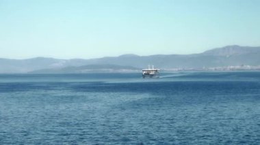 Liman kenti Split ile Brac adası arasında Adriyatik Denizi üzerinden feribot nakliye araçları ve yolcular bulunuyor. Hırvatistan ile adalar arasındaki ulaşım ve deniz bağlantısı.