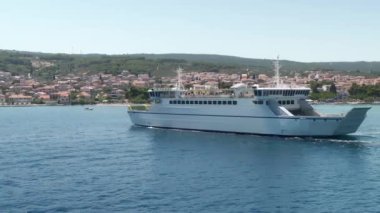 Liman kenti Split ile Brac adası arasında Adriyatik Denizi üzerinden feribot nakliye araçları ve yolcular bulunuyor. Hırvatistan ile adalar arasındaki ulaşım ve deniz bağlantısı.