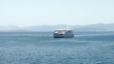 Liman kenti Split ile Brac adası arasında Adriyatik Denizi üzerinden feribot nakliye araçları ve yolcular bulunuyor. Hırvatistan ile adalar arasındaki ulaşım ve deniz bağlantısı.