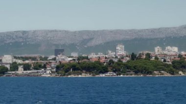 Kashtela Körfezi ile Mosor Dağları eteklerindeki Split Kanalı arasındaki Adriyatik kıyısındaki Hırvat kıyı kenti Split 'in kentsel manzarası.