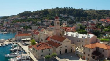 Hırvatistan 'ın Brac (Bra) adasındaki Pucisca (Puia) liman kasabasındaki Stridon' lu Aziz Jerome kilisesinin antik binası. Taş kilise kulesinde saati olan bir çan kulesi..