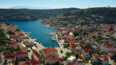 Adriyatik kıyısındaki limanda tekne, yelkenli ve yatlar için liman kenarı ve demirleme rıhtımı. Hırvatistan 'ın Brac (Bra) adasındaki Pucisca (Puia) kıyı kasabasındaki liman..