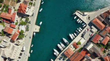 Adriyatik kıyısındaki limanın rıhtımındaki rıhtım boyunca demirlemiş tekneler, yelkenliler ve yatlar. Hırvatistan 'ın Brac (Bra) adasındaki Pucisca (Puia) kıyı kasabasındaki liman..