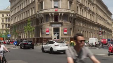 Viyana, Avusturya - 18 Temmuz 2024: Schwarzenbergstrae ve Schubertring kavşağında bir kitapçı (Buchhandlung) ile Avusturya Federal Yayınevi binası (sterreichischer Bundesverlag).