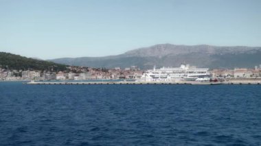 Split, Hırvatistan - 14 Temmuz 2024: Ro-Ro yolcu gemisi Ro-Ro Aurelia ve Jadrolinija 'nın' Korula 'feribotlarının yer aldığı Split kentinin kıyı şeridini görmek