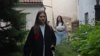 İki genç kadın, iki arkadaş, biri zayıf, diğeri iri yarı, bir yaz günü Eski Şehir 'in büyüleyici, yapraklı sokaklarında dolaşırken öylesine sohbet ediyorlar..