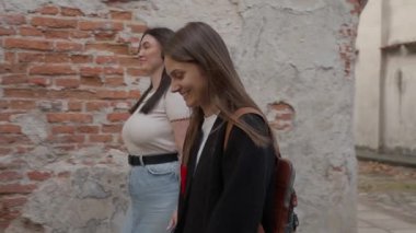 İki genç kadın, iki arkadaş, biri zayıf, diğeri iri yarı, bir yaz günü Eski Şehir 'in büyüleyici, yapraklı sokaklarında dolaşırken öylesine sohbet ediyorlar..