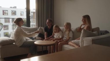 Aralarında bir baba, anne ve üç farklı yaştaki kızları da bulunan mutlu bir aile, birlikte kaliteli zaman geçiriyorlar. Evdeki bir kanepede oturuyorlar ve hareketli bir sohbete dalıyorlar..