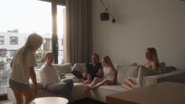 Ebeveynler ve üç kızı da dahil olmak üzere neşeli bir aile oturma odalarında sessiz sinema oynayarak eğleniyor. Diğerleri tahmin ederken bir kız çocuğu hareketler ve hareketler yapıyor..