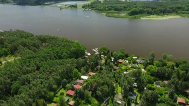 Polonya 'nın Serock kentindeki Jachranka Havalimanı' nda yazlık evleri ve yat kulübü marinası olan bir Narew Nehri köyü. Varşova yakınlarında, bu sakin yer nehir kenarı yaşam, dinlenme ve uzak şehir manzarası sunuyor..