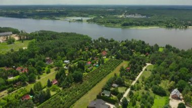 Polonya 'nın Narew Nehri kıyısındaki Serock' un bir parçası olan Jachranka köyünün yukarıdan görünüşü. Yazlık kulübeler, bahçeli yeşil manzaralarla çevrili. Varşova 'ya yakın cennet gibi bir yer..