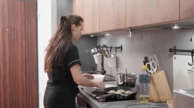 Kadınların elleri et köftelerini ustalıkla şekillendiriyor ve onları ekmek kırıntılarıyla kaplıyor. Bu, ev yapımı pirzolaları pişirmeden önce hazırlamanın en önemli adımı..