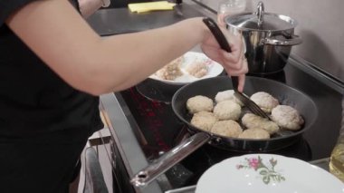 Patatesler çubuksuz bir tencerede indüksiyon sobasında cızırdıyor. Bir kadın spatulayı ustalıkla çevirir, diğer aşçılar gibi kahverengi bir tarafı ortaya çıkarır, mutfağı aromayla doldurur..