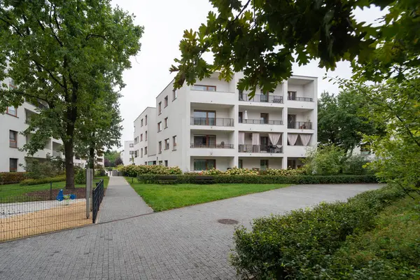 Asfaltlı yollar, çimenler ve olgun ağaçlarla çevrili modern yerleşim yerlerinin iç kısımları. Bu geliştirilmiş ortak alan apartman sakinleri için yaşam ortamını geliştirir.