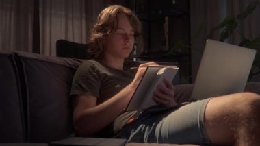 Genç bir yazar ya da sanatçı, yaratıcı hobisi üzerinde çalışır, bir deftere çizim ya da yazı yazar. Geceleri ilham buluyor, evdeki sessiz, karanlık bir odada tutku projesine odaklanıyor..