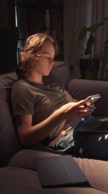 Kendini işine adamış bir öğrenci kendini eğitime adamış ve geceleri bilgisayarında araştırma yapıyor. Bilgiyi analiz eder ve temel gerçekleri yazar. Derin öğrenme sürecine dalmıştır..