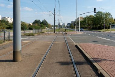 Kaybolan nokta perspektifli boş tramvay rayları modern bir şehir boyunca uzanıyor. Bu hafif demiryolu altyapısı toplu taşımayı, şehir hareketliliğini ve önümüzdeki yolculuğu temsil ediyor..