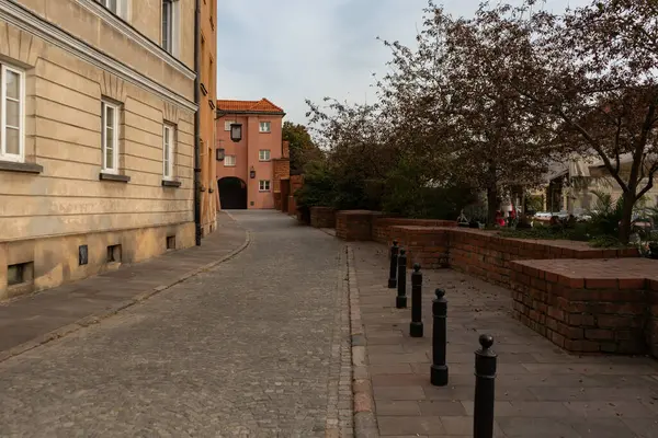 Varşova 'nın Eski Kasabası' nda ünlü bir tatil beldesi olan pitoresk bir kaldırım taşı sokağı. Boş cadde tarihi binalar ve tuğladan duvarlarla kaplı, bir kemer yoluna çıkıyor..