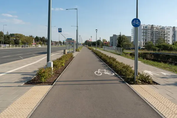 Modern, çift yönlü, işaretli ve işaretli bir bisiklet yolu. Bu yeni asfalt altyapısı Varşova 'daki bisikletçiler için güvenli ve adanmış bir rota sağlıyor..