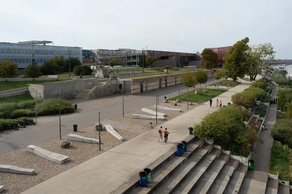 Varşova 'daki Vistula Bulvarları' na geniş bir bakış açısı, dinlenmek için modern bir kamusal alan. Peyzaj mimarisinde beton gezinti yerleri, banklar ve yeşil alanlar yer alıyor..